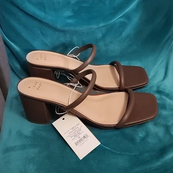 A New Day Rosewood/Cris Sandal NWT - Picture 3 of 4